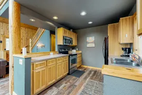 Lovely home with deck, shared pool, gym, hot tub, - Image 4
