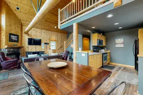 Lovely home with deck, shared pool, gym, hot tub, - Image 5