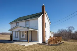 Country Retreat with Scenic Farm Views - Image 2
