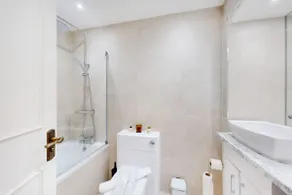 Apartamento-de Luxo-Casa de banho privada-Vista para a Rua - Image 4
