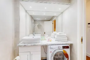 Apartamento-de Luxo-Casa de banho privada-Vista para a Rua - Image 3