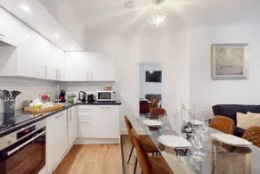 Apartamento-de Luxo-Casa de banho privada-Vista para a Rua - Image 2