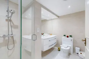 Apartamento-de Luxo-Casa de banho privada-Vista para a Rua - Image 5