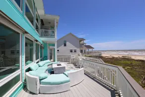 The Turtle House is beachfront and boasts an unobstructed view - Image 3