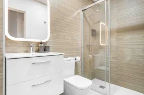 Fresh & stylish apartment with parking by REMS - Image 2
