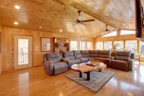 Family-friendly Riverfront Manor on the Little Red - Image 4