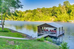 Family-friendly Riverfront Manor on the Little Red - Image 2