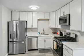 Spacious home near DT Libertyville With Rec Room - Image 3