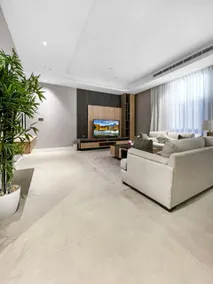 GR-High-End 4-BD Apartment| Prime Location - Image 2