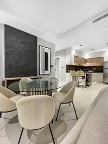 GR-High-End 4-BD Apartment| Prime Location - Image 5