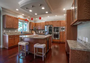 Kirkland's Expansive Custom Built Home Near Juanit - Image 4