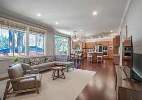 Kirkland's Expansive Custom Built Home Near Juanit - Image 2