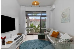 Light filled Villa Moments to the Beach - Image 2