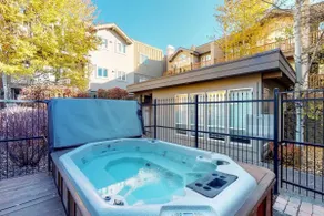 SnowStar Hideaway - Hot Tub, Gym, Walk to Ski Lift - Image 2
