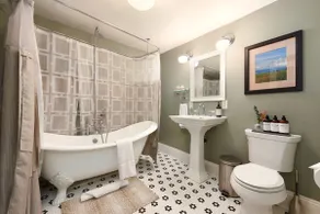 Off-Street Parking, King Bed, Amazing War Streets! - Image 3