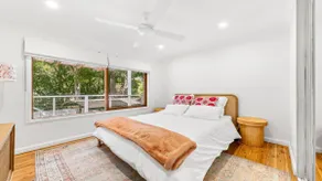 Pet friendly, firepit + walk to beach - Image 3