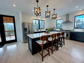 2M New rustic contemporary home with stunning views, great amenities and perfect private location. - Image 3