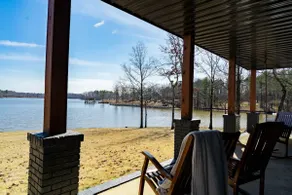 Lakefront Lodge at Walcox Point Sleeps 18 - Image 4