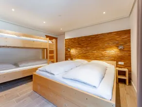 Spacious chalet with ski storage and sauna - Image 3