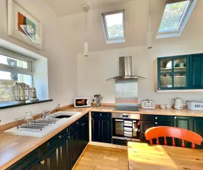 Beachfront Cottage with Sea Views & Coastal Walk - Image 5