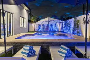 The Camel - Giant Hot Tub & Heated Pool - Image 4