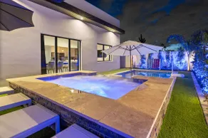 The Camel - Giant Hot Tub & Heated Pool - Image 5