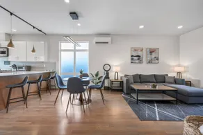 Pristine Townhome with On-Site Parking - Image 2