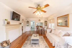 Ella's Vintage Cottage near Cajun field - Image 3