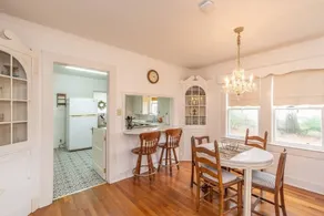 Ella's Vintage Cottage near Cajun field - Image 4
