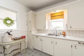 Ella's Vintage Cottage near Cajun field - Image 5