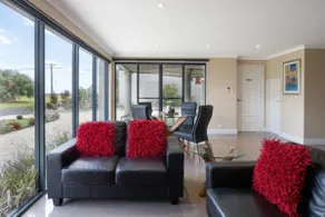 Ocean View Executive Apartment 2 - Image 2