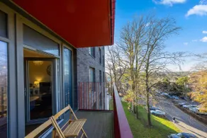 Central-flat with parking for long & short stay - Image 3