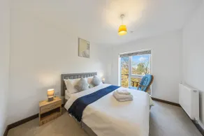 Central-flat with parking for long & short stay - Image 5