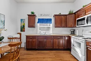 Spacious Downtown Retreat at Ole King Square - Image 3