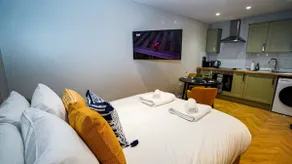 Easy 2 Manage Wisteria House, Heathrow Retreat, Free Parking - Image 3