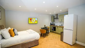 Easy 2 Manage Wisteria House, Heathrow Retreat, Free Parking - Image 2