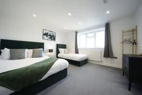 5 Min Drive to Airport/ Parking/ EV charging - Image 2