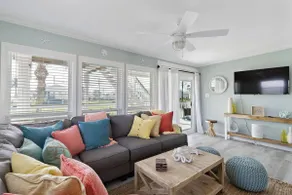 Coastal Getaway with Big Yard, Close to Beach - Image 5