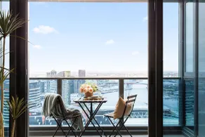 Docklands 3BR Getaway Harbour View & Free Parking - Image 2