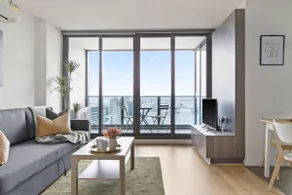 Docklands 3BR Getaway Harbour View & Free Parking - Image 3