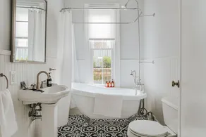 Hilltop Hideaway-House-Private Bathroom - Image 4