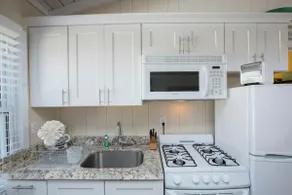 One Bedroom Oceanside Bungalow - Walk to Town - Image 2