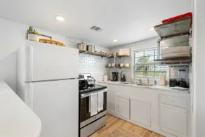 Beach Bungalow with Gorgeous Deck, Close to Beach - Image 3