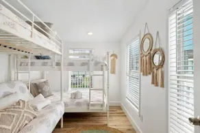 Beach Bungalow with Gorgeous Deck, Close to Beach - Image 4