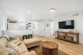 Beach Bungalow with Gorgeous Deck, Close to Beach - Image 2