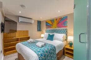 RETRO Suite - Luxury 3 Bed Apartment Lace Market - Image 4