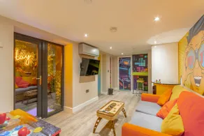 RETRO Suite - Luxury 3 Bed Apartment Lace Market - Image 2