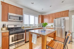 Bright 3BR/2BA | Steps to Hawthorne | 5 Beds - Image 3