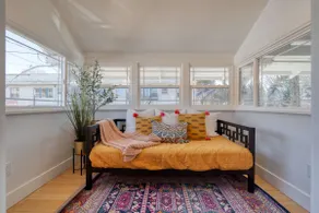 Bright 3BR/2BA | Steps to Hawthorne | 5 Beds - Image 5