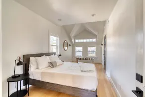 Bright 3BR/2BA | Steps to Hawthorne | 5 Beds - Image 5
